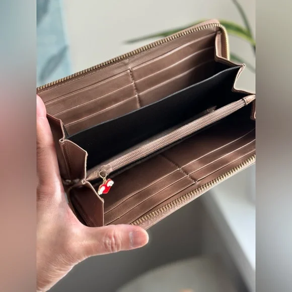 Gucci Metallic Zip-Around Leather Wallet - Picture 12 of 13